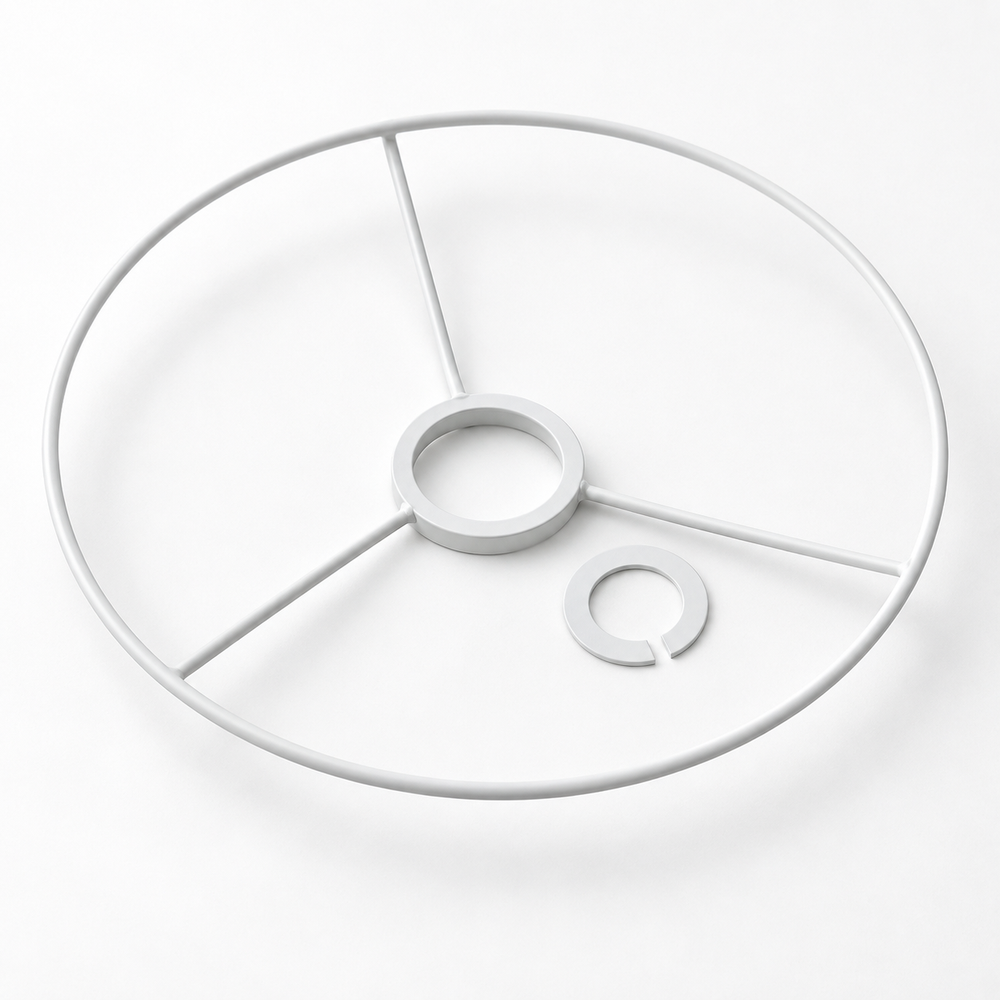 Fixation métallique d’abat-jour avec une fine bague réductrice E27 vers E14, sur fond blanc