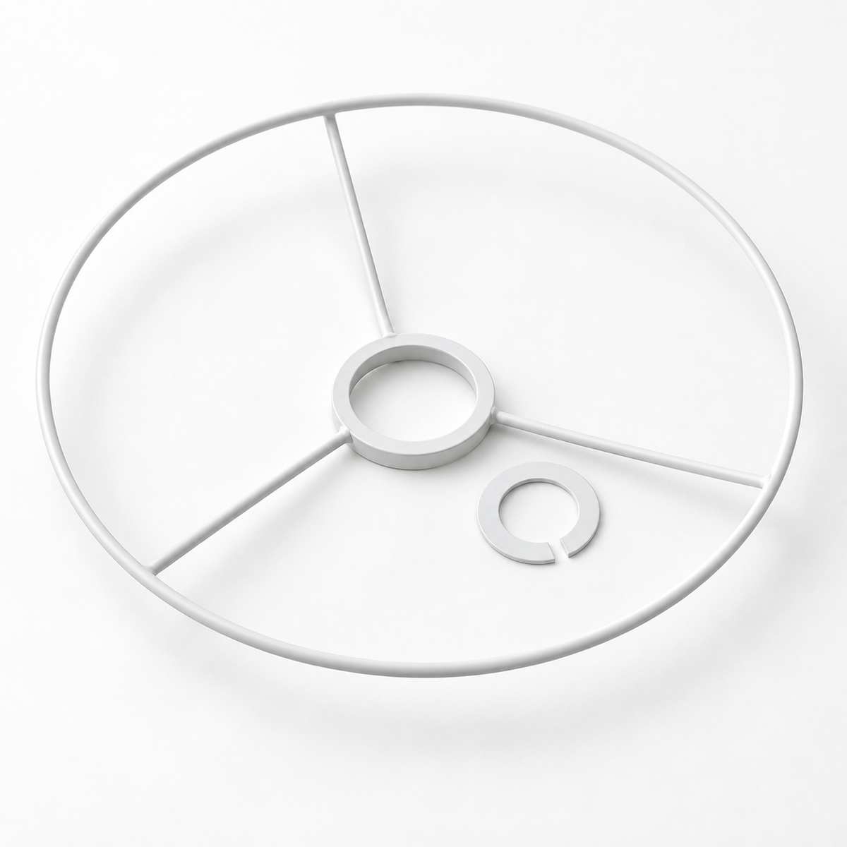 Fixation métallique d’abat-jour avec une fine bague réductrice E27 vers E14, sur fond blanc